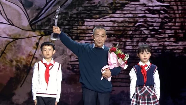 十大人物感动中国_人物感动中国颁奖词及事迹5个_感动中国人物