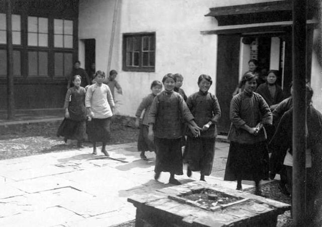 民国时期女大学生罕见美照，看这些照片就足以让现在的大学生汗颜
