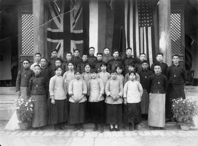 民国时期女大学生罕见美照，看这些照片就足以让现在的大学生汗颜
