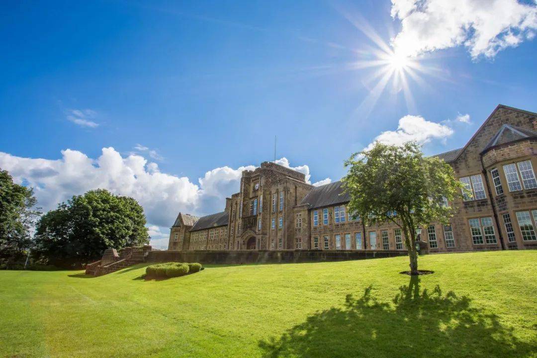 英国学校排名前100_英国学校校服_英国学校