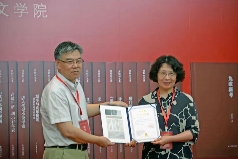 徐兴无教授代表周勋初先生接受南京大学博物馆捐赠证书