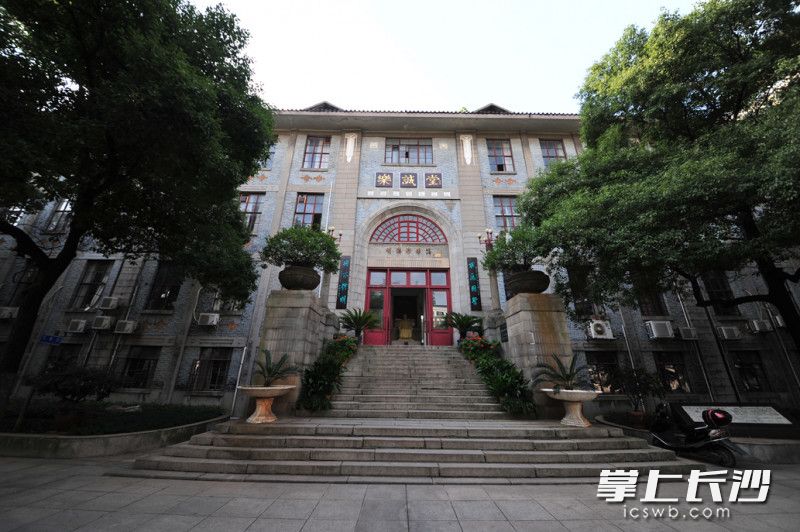 明德中学的乐诚堂现在已是湖南省重点文物保护单位。