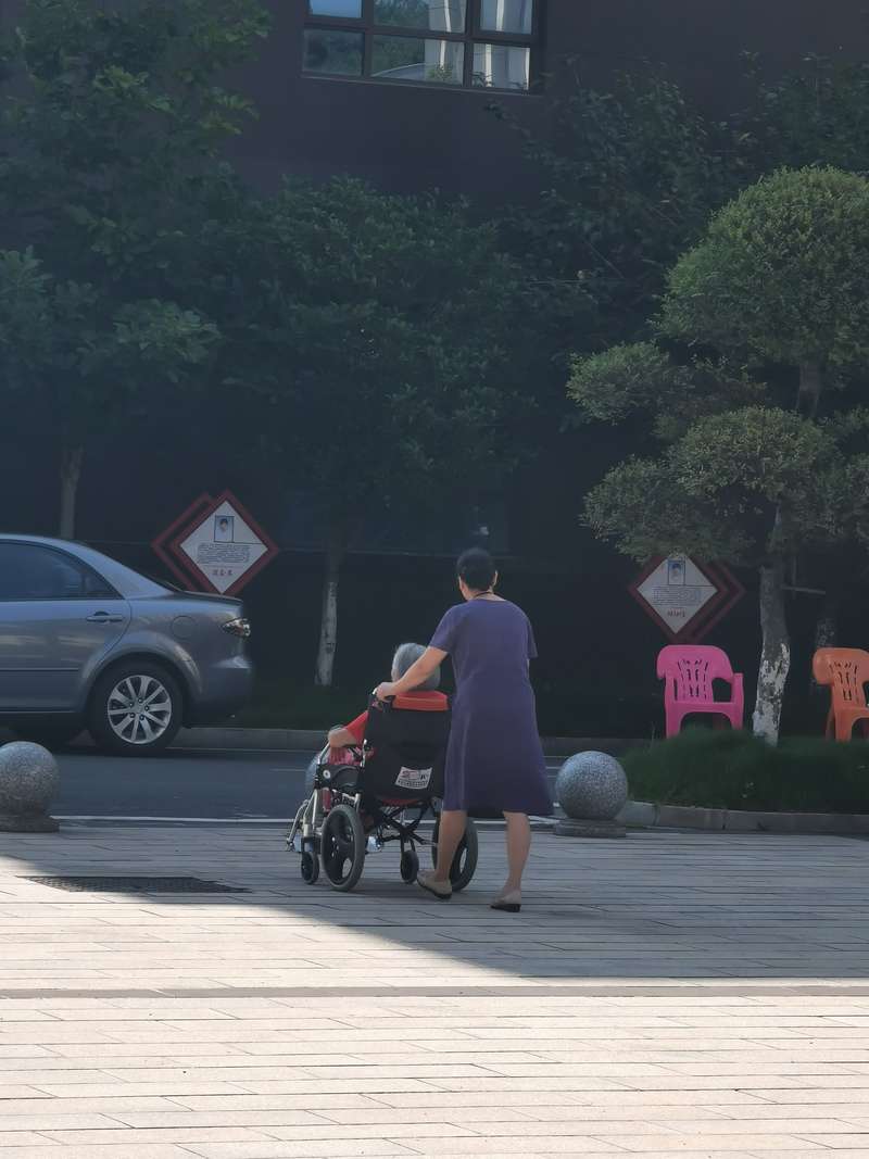 （加速老龄化的中国，照护失能老人成为家庭和社会的沉重话题 。摄影：洪克非）