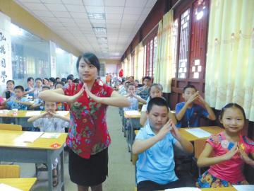 国学课上，老师正在讲解国学经典。