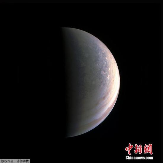 资料图：美国宇航局公布木星北极与其南部极光的高清照片。