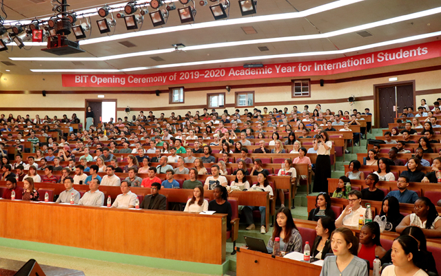 张桂梅外国学生_哈工程外国学生_外国学生