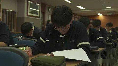 韩国学生压力大不大_韩国学生_韩国学生学英语吗