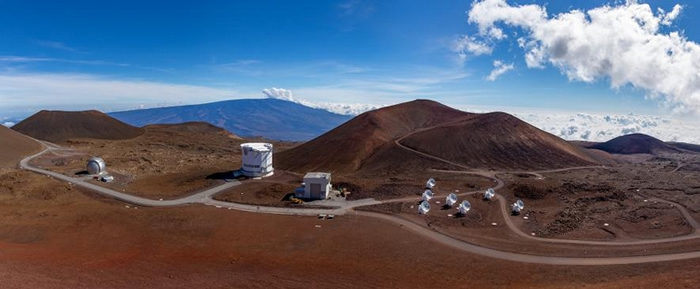 在夏威夷茂纳开亚火山（Mauna Kea volcano）上矗立着许多天文台，其中也包括在2017年参与事件视界望远镜观测的詹姆斯． 克拉克． 麦克斯威尔望远镜