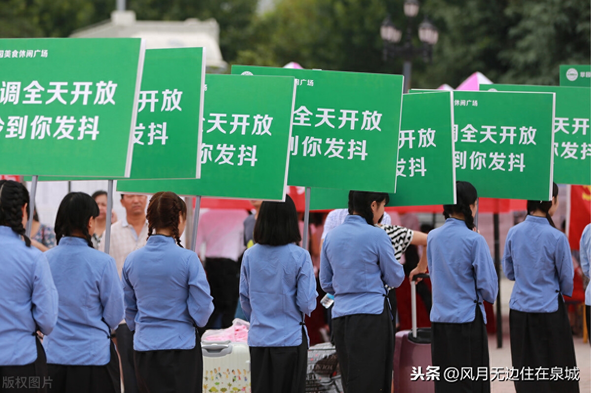 女大学生身穿民国风学生装是不是很美啊