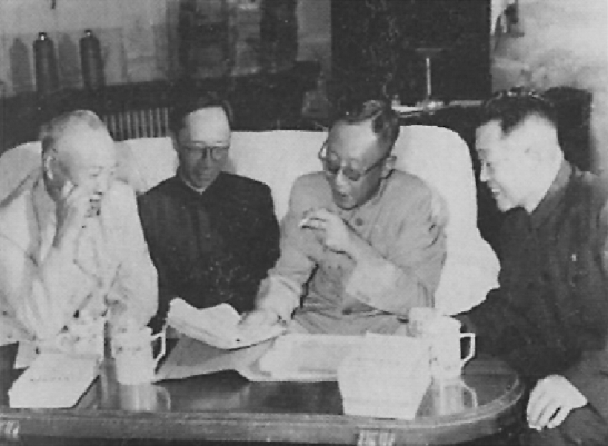 1961年3月，溥仪与杜聿明（右一）、宋希濂（左一）、溥杰（左二）在全国政协文史专员办公室内讨论文稿。