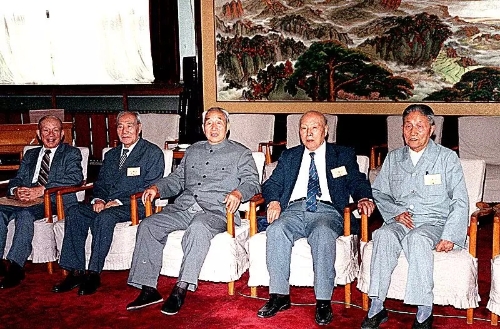 1985年6月15日，黄埔军校同学会会长徐向前（中）与副会长侯镜如（左二）、宋希濂（右二）、李默庵（左一）、程子华（右一）留影