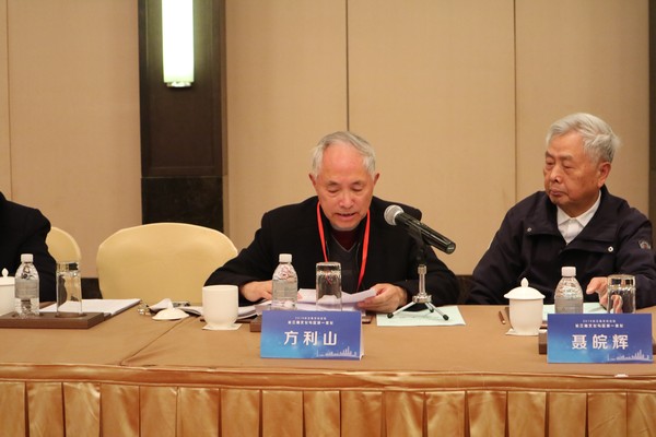 012. 方利山馆员作大会交流发言.JPG