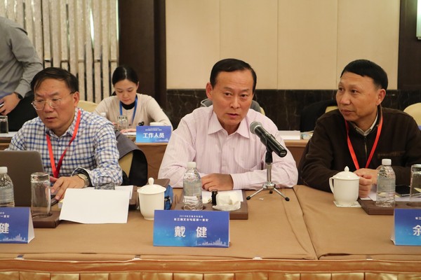 015.  戴健馆员作大会交流发言.JPG