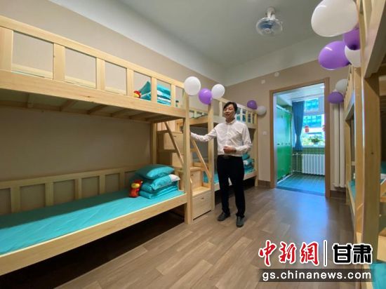 图为学校提供良好宿舍环境，让孩子们安心学习。　高展 摄