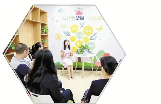 心理顾问孔宁老师在槜李社区进行团体家访 杨振华 摄