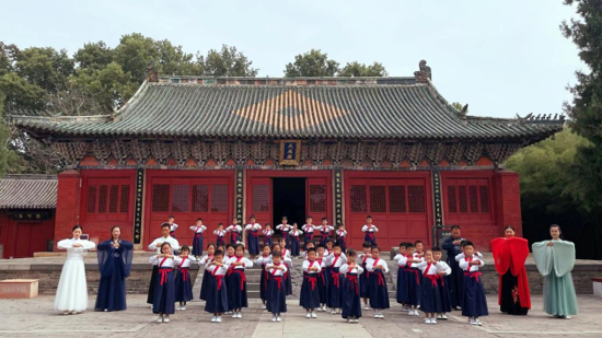 国学学生图片_学生国学_国学学生集体朗诵