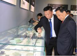 　　景德镇市政协主席黄康明（左一）陪同全国政协副主席刘晓峰(右一)参观《“国之瑰宝”——中国景德镇陶瓷文化展》首展
