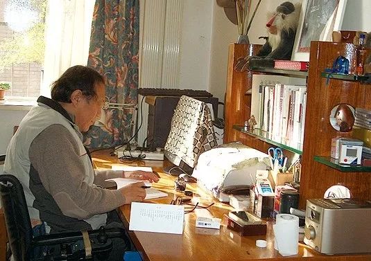 史铁生人物简介_史铁生人物介绍_人物简介史铁生作品