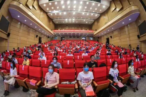 青年社会服务现状_青年服务社会_青年社会服务图片