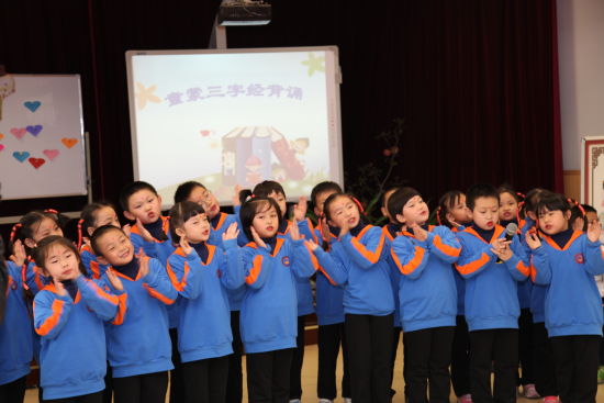 2012年11月2日 登莱小学学生在“国学文化浸润童心 创建特色铸就品牌”走进百姓满意学校的活动中，绘声绘色地背诵童蒙三字经