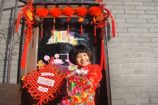 2012年12月31日 登莱小学“新年联欢会”上，学校向各班师生“赠送中国结”致以新年祝福。