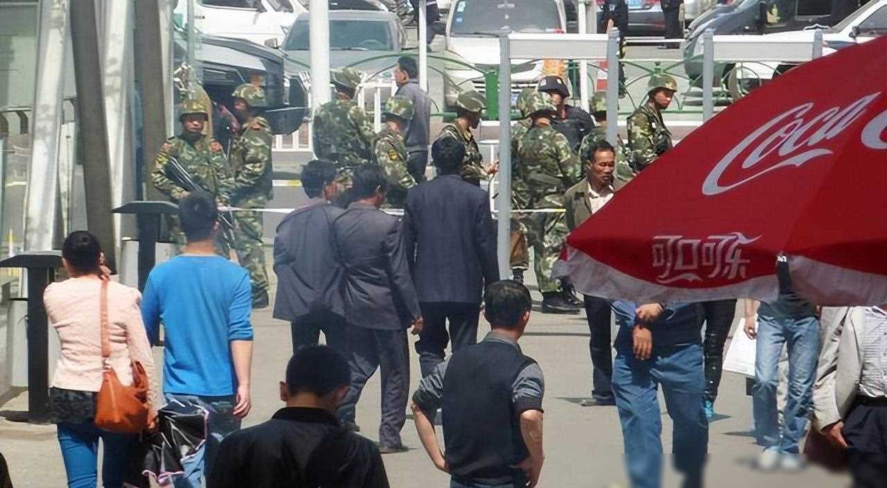 促进社会和谐的重要因素是坚持正确的_和谐社会的重要保证_和谐社会的总要求