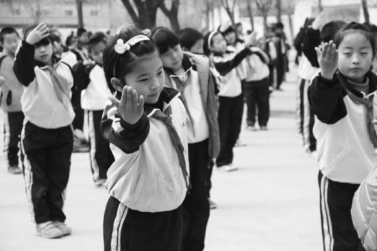 学生们一边朗诵《弟子规》,一边舞动身姿。