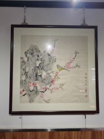 【终身保真字画】张俊 68X68cm！展览作品 2000年毕业于南开大学东方艺术系中国画专业，获学士学位。2007年获天津市美术学院中国画花鸟专业硕士学位，导师为贾广健先生。现为中国美术家协会会员，天津市美术家协会会员，天津市青年美术家协会会员。