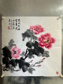 于老三，1939年出生于河北任丘，中国当代画家。1958年进学习西画三年，使其全面系统的学习西方文史和绘画理论。1960年拜国画大师齐白石之四子——齐良迟先生为师，成为齐先生的入室弟子，学习写意花鸟。 七十年代后，老三开始在齐派画法的基础上力求创新，他选择了牡丹为主攻课题，在齐派笔墨浑然厚重的基础上，又吸收了众家之长，同时综合大自然的真实感，开始画写意牡丹。作品保真