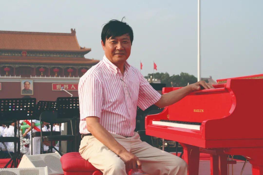 　　(陈海伦2007年在天安门广场奥运会倒计时一周年纪念晚会现场)