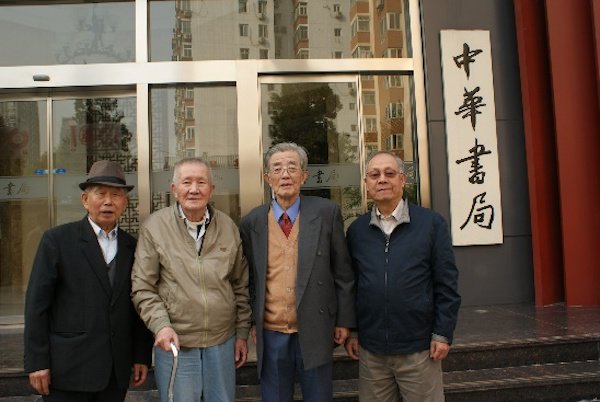 2012年10月25日，汤先生与书局的老朋友合影（右起：陈铮、汤志钧、刘德麟、董方奎）