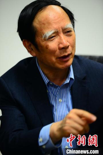 山东大学儒学高等研究院执行院长、《文史哲》杂志主编王学典接受记者采访。　邱江波 摄