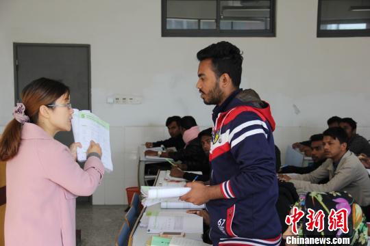 在江苏农牧科技职业学院学习的孟加拉国学生。　刘荫 摄