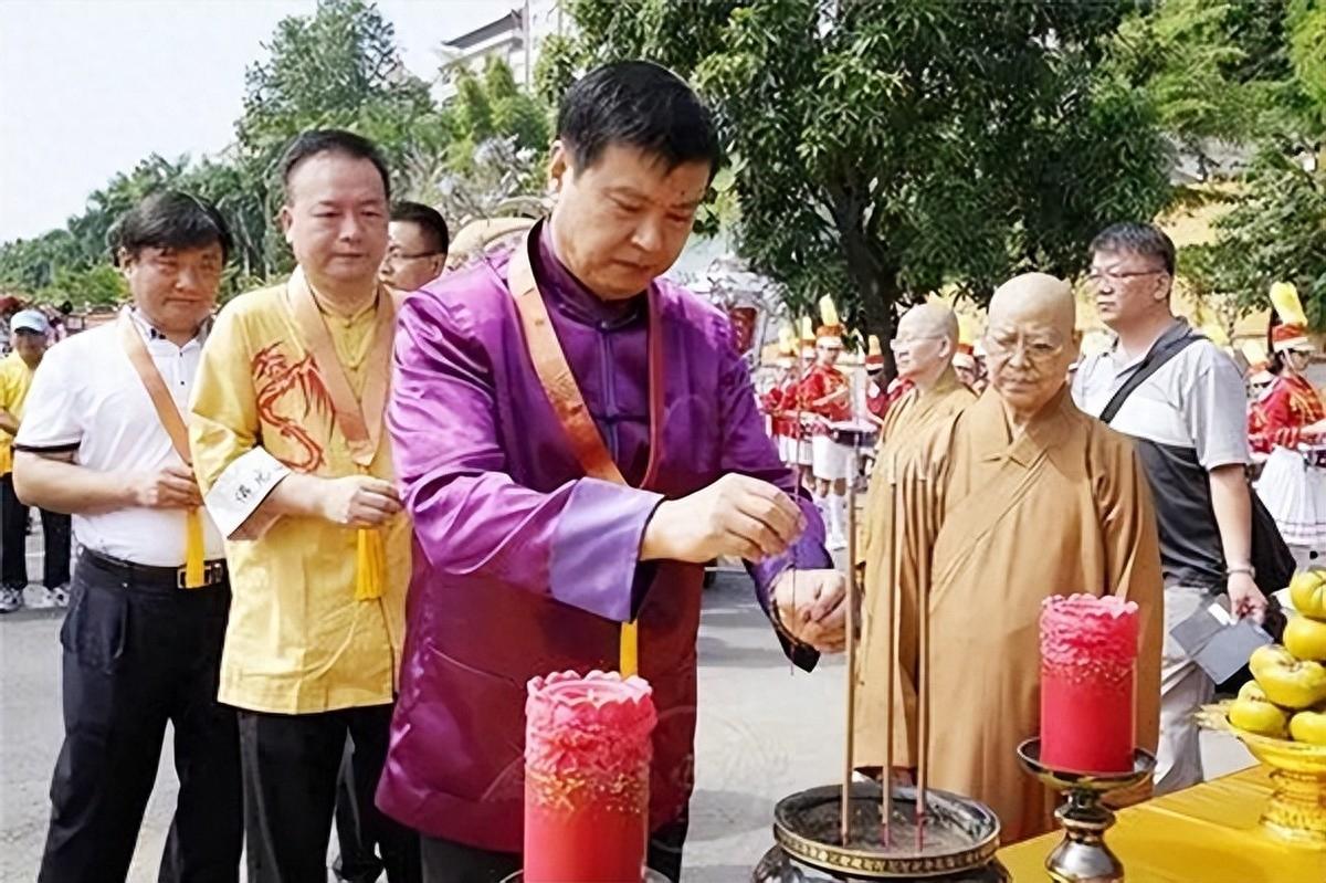 岳飞被杀后，一支后代逃到韩国，成了开国元勋，现在回国认祖归宗