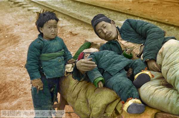 1942 河南大饥荒，真实的历史老照片 9b_3_1657河南省，一个有孩子的人正遭受饥荒(1943)0.jpg