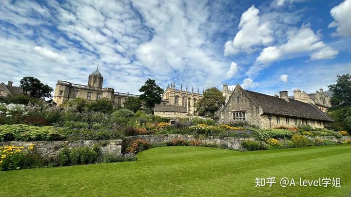 英国学校三个主要假期_英国学校雅思成绩要求_英国学校