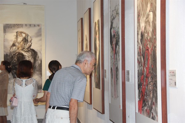 a011. 参观展览.jpg