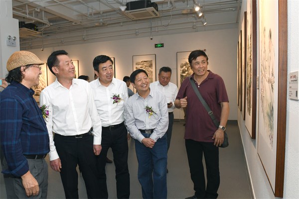 a008. 参观展览.jpg