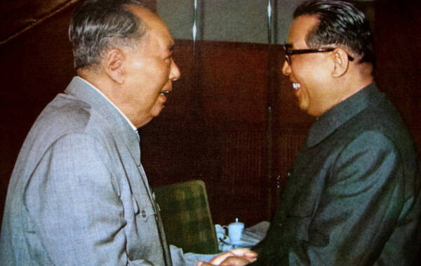 自从1971年九一三事件之后，毛泽东的健康每况愈下，在就在这种情况下，毛泽东依旧坚持工作，并经常带病会见外宾。图为1975年4月18日，毛泽东会见金日成率领的朝鲜党政代表团。他说，董必武去世了，总理生病，康生、刘伯承也害病，我也生病。今年我82岁了，快不行了。靠你们了。毛泽东指着参加会见的邓小平说，我不谈政治，由他来跟你说。此人叫邓小平，他会打仗，还会反修正主义，红卫兵整他，现在无事了。那个时候打倒了几年，现在又起来了，我们要他。