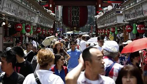 日本媒体恐慌！日本学校招收中国留学生， 开学典礼唱中国国歌...