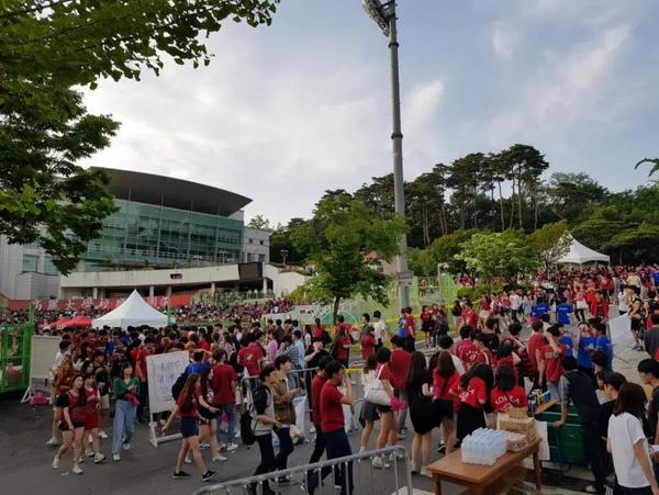 韩国学生累还是日本学生累_韩国学生的校服_韩国学生