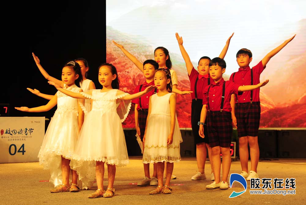 圣桑艺术培训中心的同学们表演《我爱你中国》