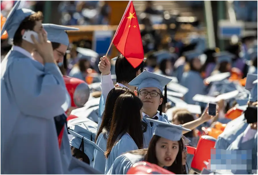 留学生晒美国大学毕业典礼，台下全是中国学生，留学留了个寂寞