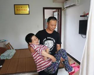 事迹人物感动中国作文_感动中国十大人物事迹简写_感动中国十大人物事迹