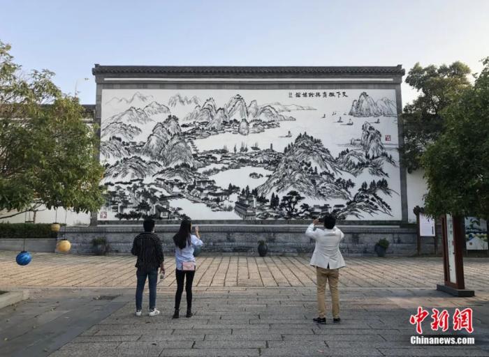 在安徽省芜湖市鸠江区鸠鹚古镇拍摄的世界最大铁画《天下徽商兴于鸠兹》。艾世民 摄
