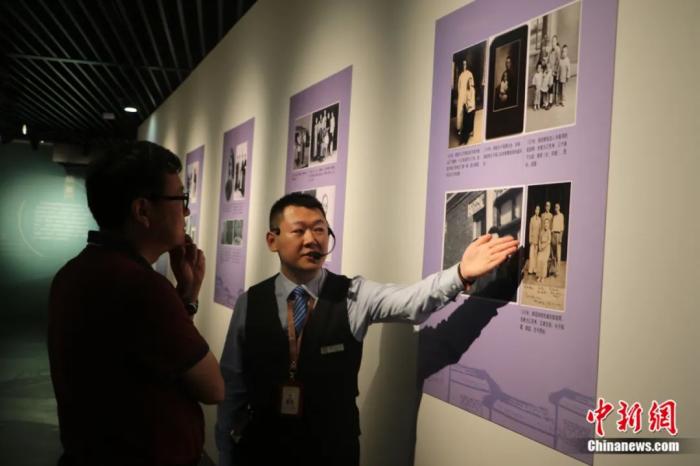 “回眸胡适”文物图片展在安徽名人馆开幕。赵强 摄