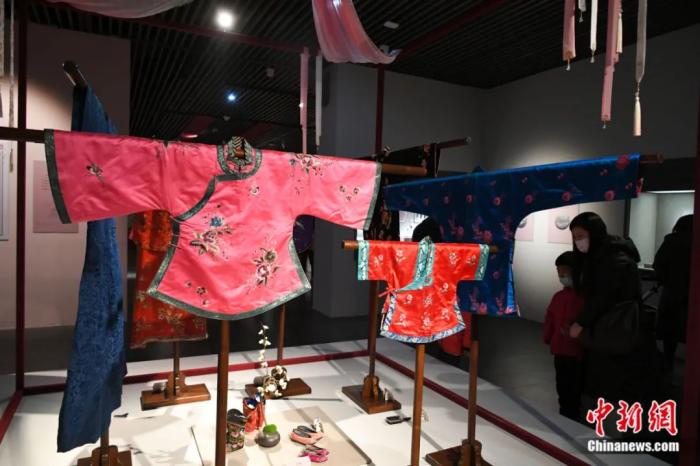 观众参观展出的明清时期徽州女性的服饰。韩苏原 摄