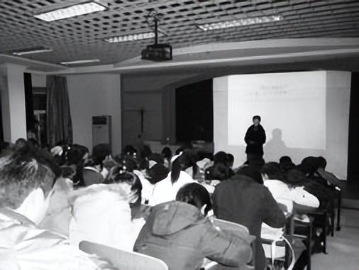 中世纪欧洲社会的整体面貌_中世纪欧洲社会的主要特征_欧洲中世纪社会是什么样子的