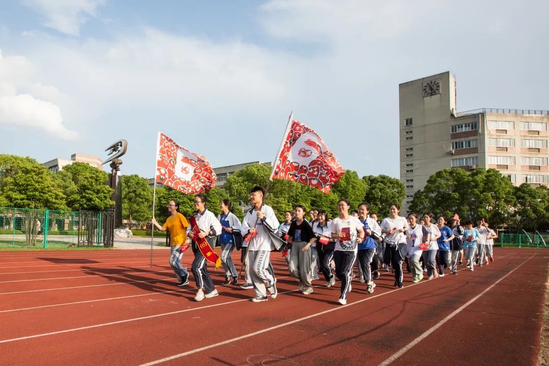 踏入社会是什么意思_踏入社会的励志句子_十八岁踏入社会