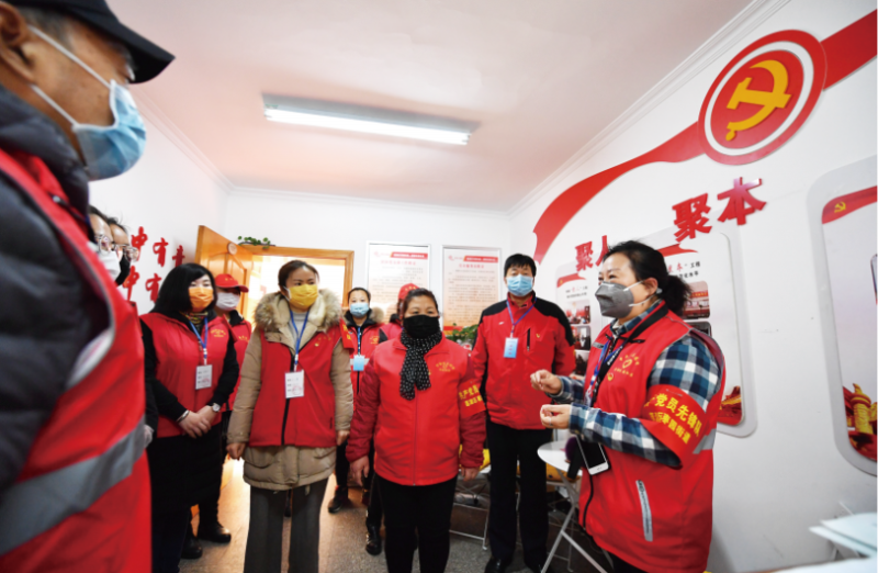 西安市莲湖区枣园街道唐都花园社区党支部书记姚美珍（右一）与工作人员